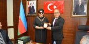Kaya haber Ajansı(KHA)Azerbeycan temsilcisi Sona İsmayilova'nın önderliğinde önemli akademisyen yazar heyeti Dr Alptekin Cihangir İşbiliri ziyaet ettiler